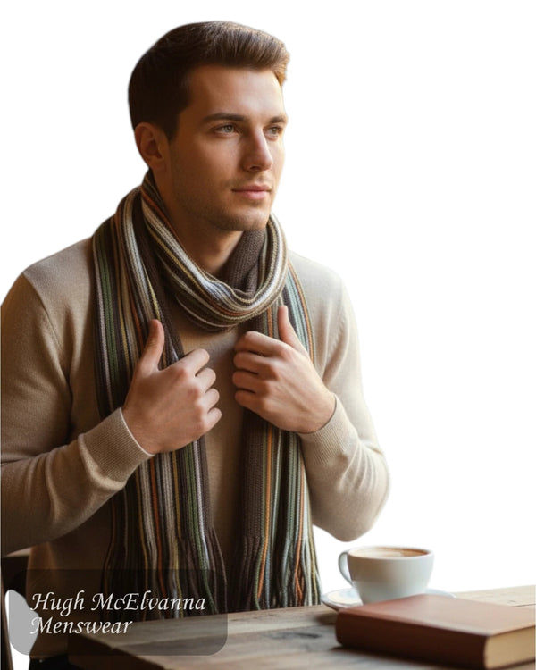 Model wear the PETER brown wool scarf